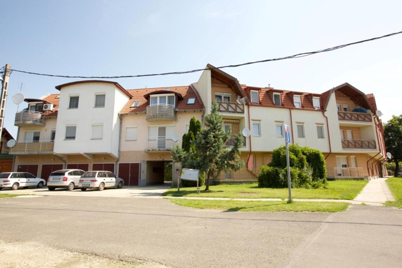 Zoli Apartmanok-Anna Koelcsey 32 Hajdúszoboszló Exterior foto