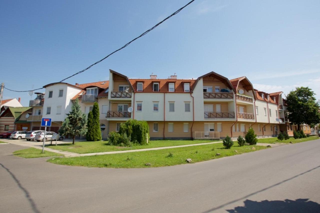 Zoli Apartmanok-Anna Koelcsey 32 Hajdúszoboszló Exterior foto